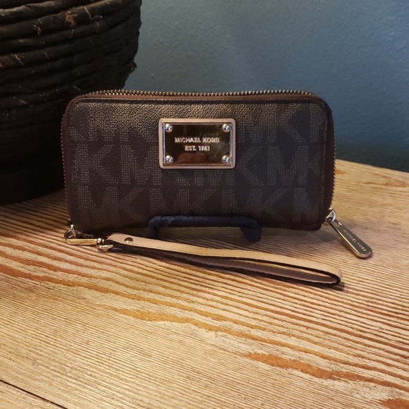 Michael Kors Handbags - Michael Kors Zippie Wristlet Wallet
